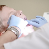 A partir de que idade e com que regularidade a criança deve consultar um médico dentista?